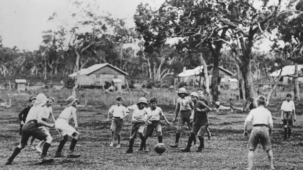 Niños jugando fútbol en el colegio Fairbridge en Pinjarra.