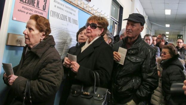 İtalya'da referandumda oy kullanmak için bekleyen seçmenler.