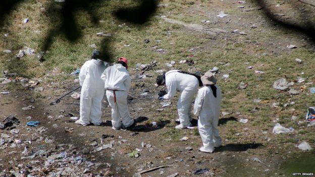 Search for remains on rubbish tip outside Cocula. 28 Oct 2014