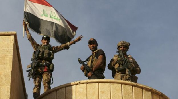 جنود عراقيين يحملون العلم العراقي في بعشيقة