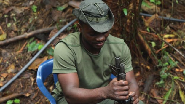 Guerrillero en campamento de las FARC