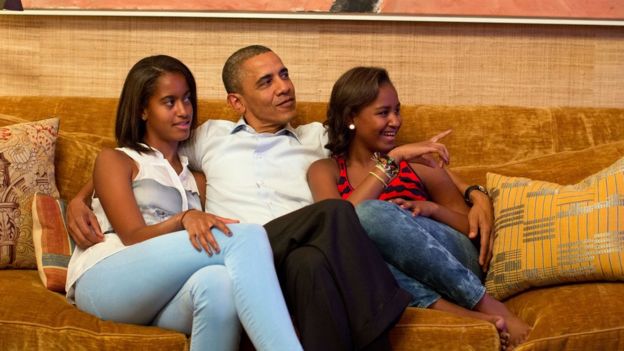 Rais Obama aketi na mabinti zake Malia (kushoto) na Sasha