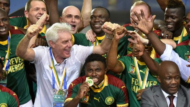 Tababare Hugo Broos oo reer Beljam ah ayaa koobkiisii u horeeyay ee Afrika la qaaday Kaameruun