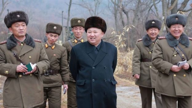 Kim Jong-un con militares