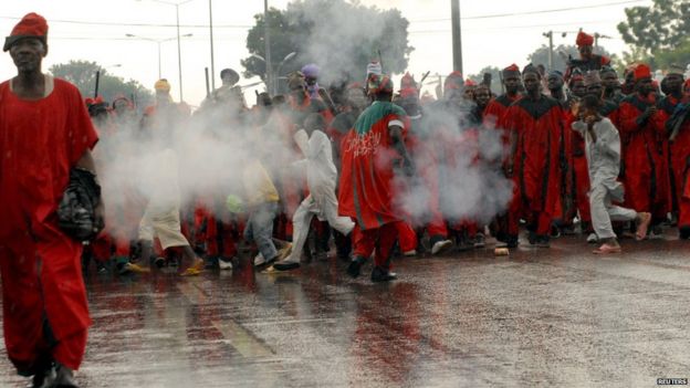 Hunters discharge their guns during a procession for the Hawan Nassarawa durbar in Kano, Nigeria July 19, 2015