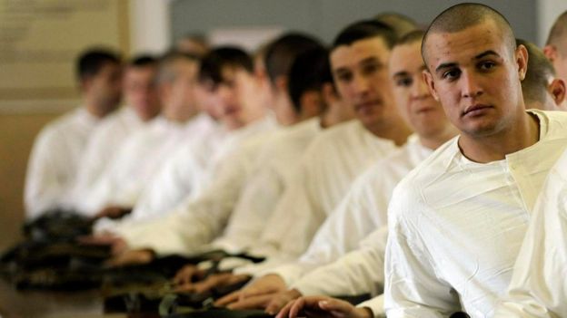 Reclutas rusos en una oficina de enlistamiento en 2011