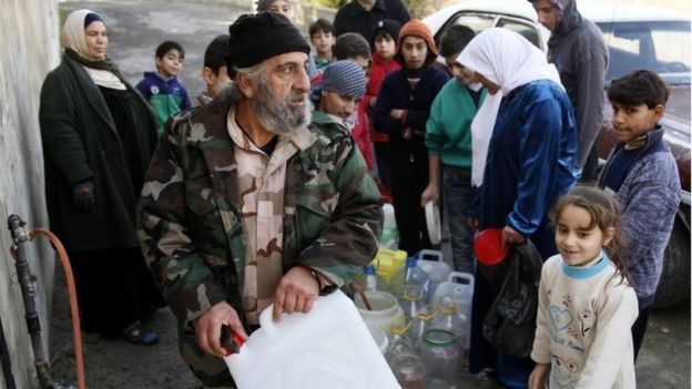 Habitantes de Damasco llenan tanques con agua.