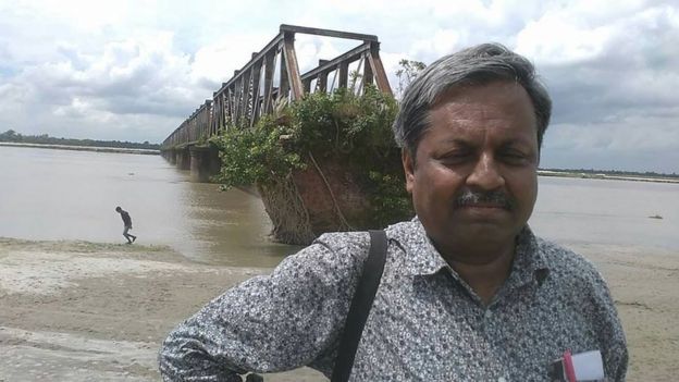 বাংলাদেশের উদ্দেশ্যে সপরিবারে রওনা হচ্ছেন তথ্যচিত্র নির্মাতা সৌমিত্র দস্তিদার।