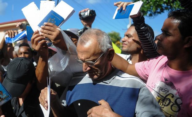 Cubanos con pasaportes