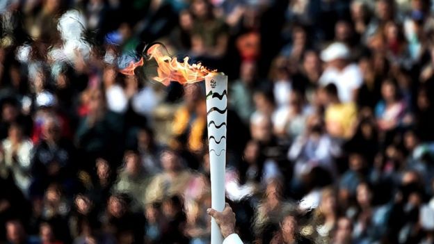 La antorcha olímpica en el estadio Panathinean, el 17 de abril de 2016.