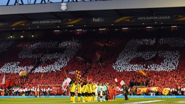 利物浦球迷在看台上擺出「96」字樣