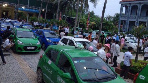 Xe taxi bị chặn
