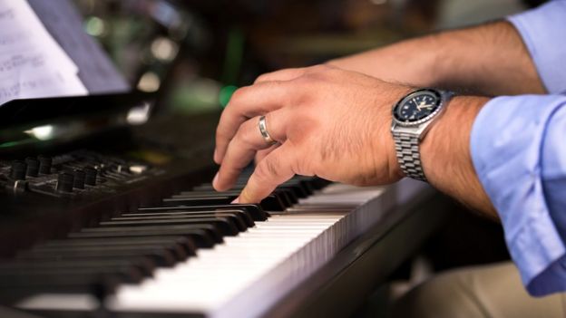 Глубокая сосредоточенность, необходимая для занятий фортепиано, позволяет прекрасно восстановиться в наш век цифровых технологий