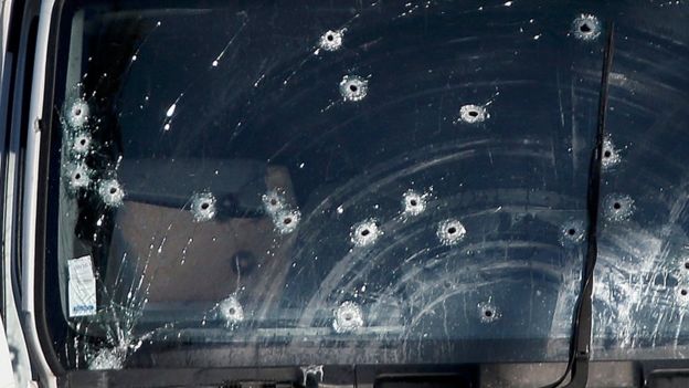 Impacto de balas pode ser visto em vidro de caminhão usado em ataque