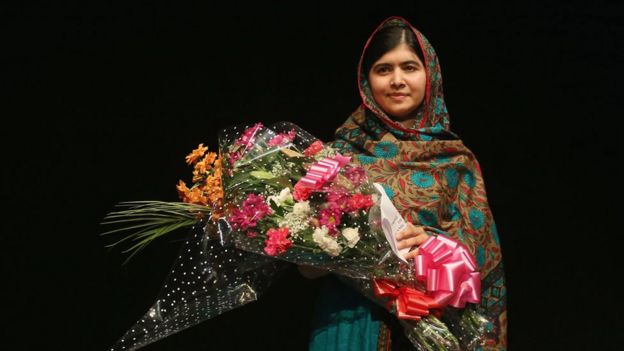 马拉拉得知获颁诺贝尔奖后在伯明翰接受巴基斯坦政府献花祝贺（10/10/2014）