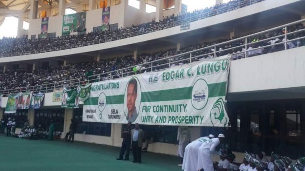 Mwandishi wa BBC anasema kuwa takriban watu 60,000 wamefika kushuhudia kuapishwa kwa Rais Lungu