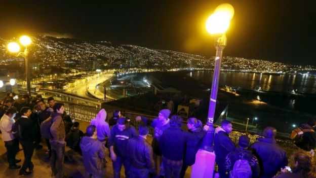 People stand and watch the ocean on Cerro Baron hill in Valparaiso. Photo: 16 September 2015
