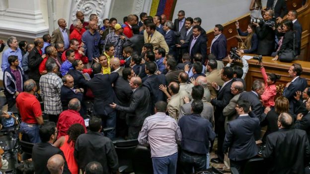 Tumulto entre diputados al final de la sesión