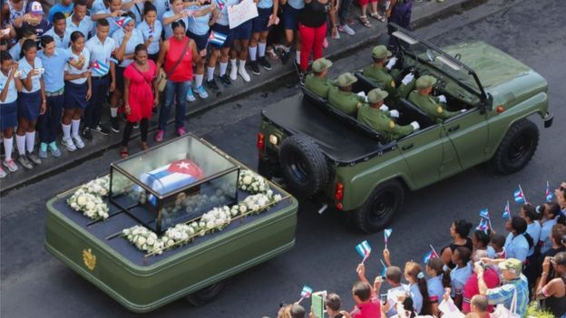 ராணுவ வாகனத்தில் ஃபிடல் காஸ்ட்ரோவின் அஸ்தி