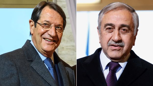 El líder greco chipriota Nicos Anastasiades (izq) y su contraparte turco chipriota Mustafa Akinci