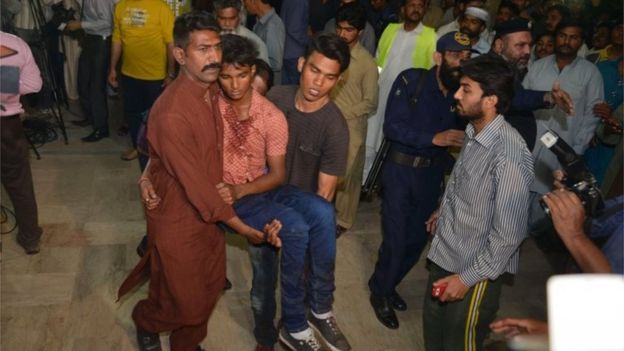 Relatives move an injured bomb blast victim to a hospital after a bomb blast in Lahore 27/03/2016
