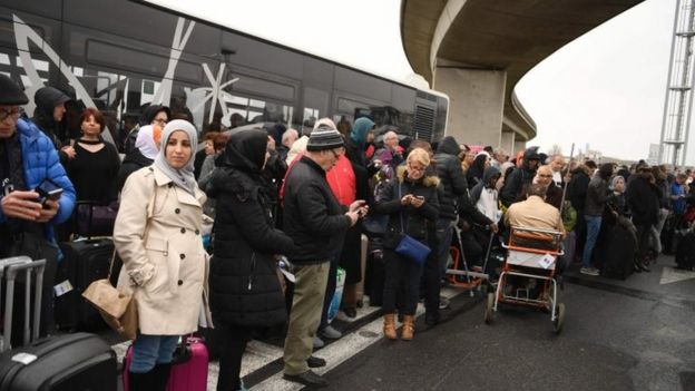 Travellers evacuated from Orly airport (18 March 2016)