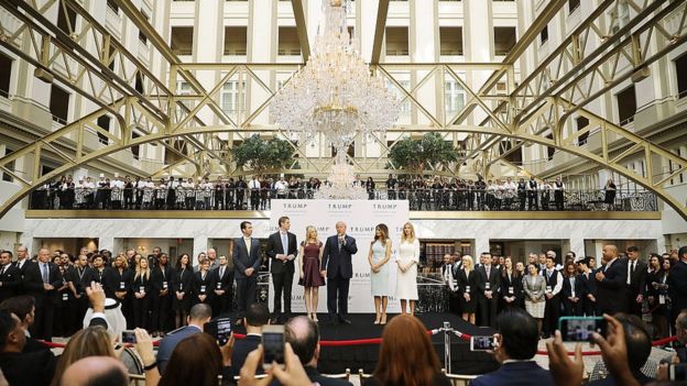 Donald Trump y su familia durante la inauguración del Hotel Trump International, en octubre de 2016