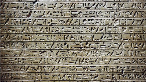Muro egipcio con series de jeroglíficos
