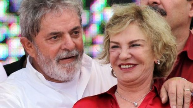 El ex presidente brasileño Luiz Inácio Lula da Silva y la primera dama brasileña María Leticia el 1 de mayo de 2010.