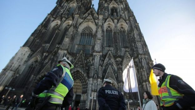 Police officers stand in front of the cathedral in Cologne, 08 January 2016.