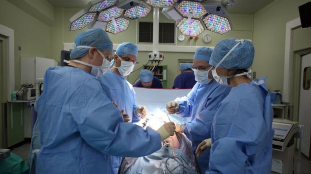 Médicos en un quirófano, en una operación de abdomen