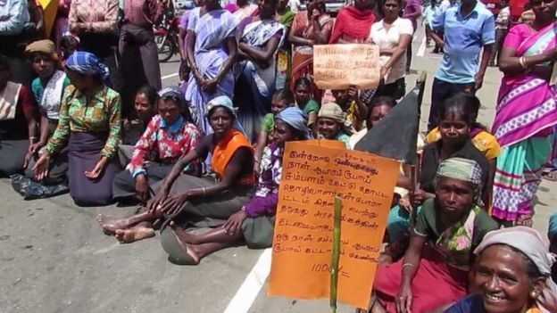 பதாகைகளை ஏந்தி போராட்டம்