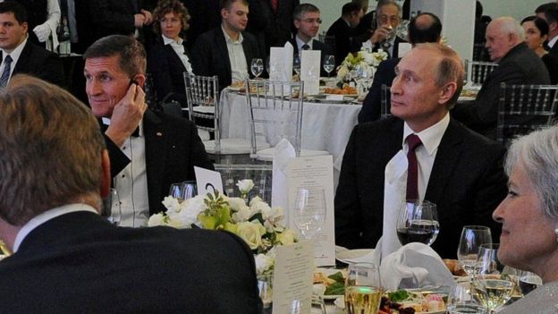 Michael Flynn sentado junto a Putin en una gala.