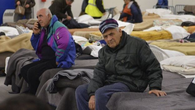 Dos residentes de Norcia están en colchonetas en un refugio temporal