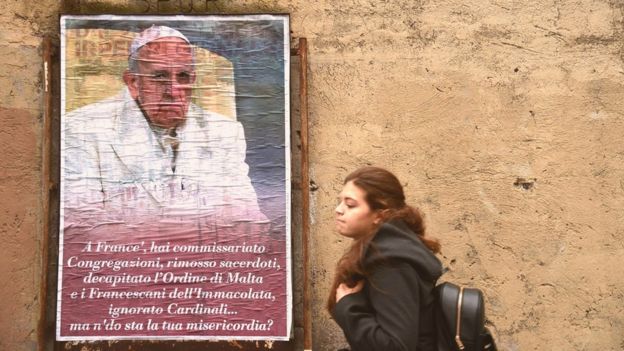 Cartaz com críticas ao papa Francisco