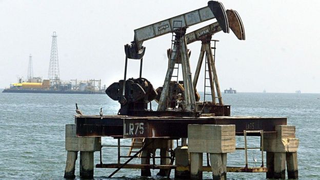 Un pozo de petróleo en el Lago Maracaibo