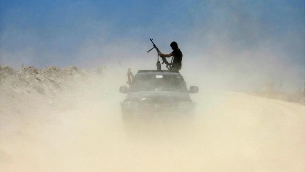 Soldado de milÃ­cia iraquiana em carro