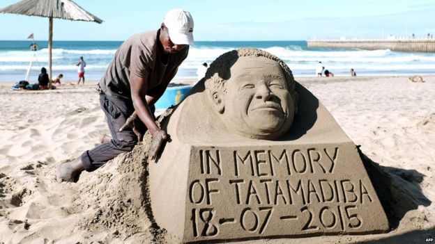 A sculptor makes a sand sculpture depicting late former South African President Nelson Mandela on 17 July 2015 at the North Beach in Durban, on the eve of Nelson Mandela International Day