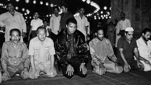 Former heavyweight world boxing champion Muhammad Ali (C) prays on 5 October 1986 at the Mosque of Muhammad Ali Pasha or Alabaster Mosque in Cairo, Egypt.