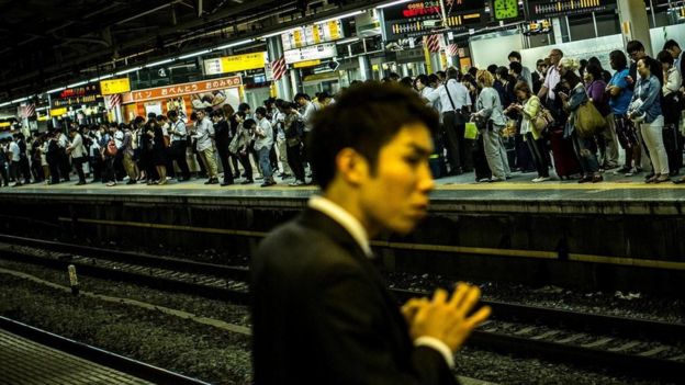 Personas esperando en una estación de tren en Japón
