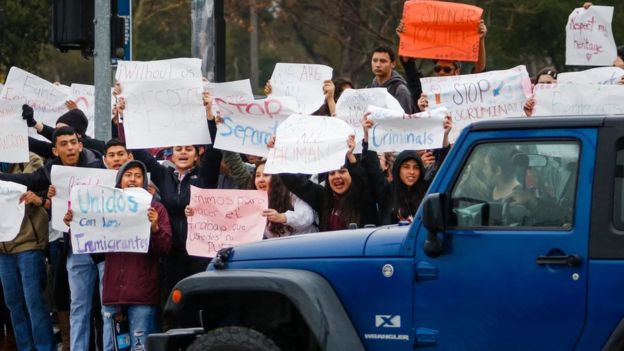 Un grupo de estudiantes de la secundaria de Paso Robles (California) protestaron a las afueras de las instalaciones durante su pausa de recreación.