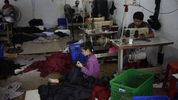 Công nhân may quần áo trong xưởng dệt may ở khu Tambora, Jakarta, nơi cô Siti Aisyah từng làm việc.