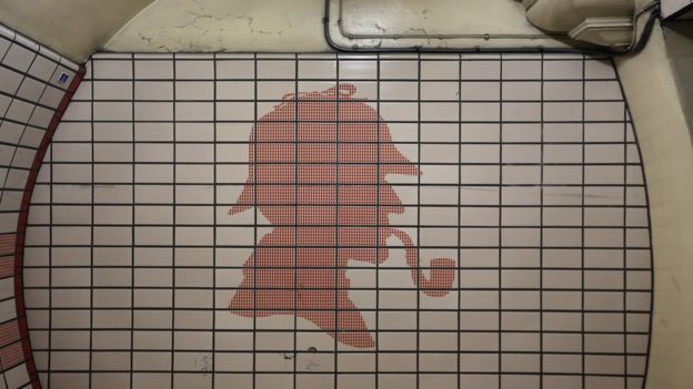 Silueta de Sherlock Holmes en la estación de metro Baker Street, en Londres