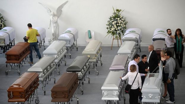 Ataúdes de víctimas mortales del accidente de avión