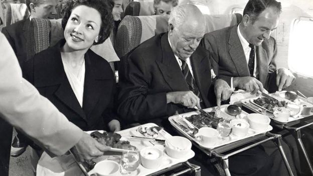 Почему в самолетах так плохо кормят - Фото