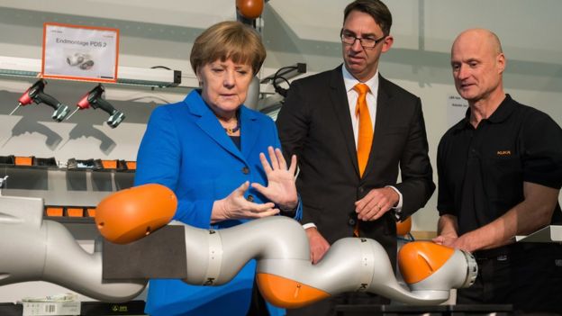 Angela Merkel em uma fábrica de robôs