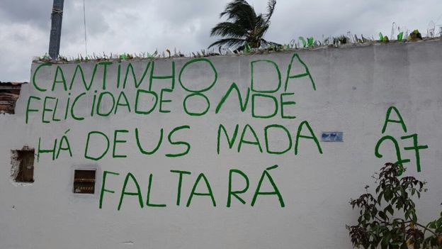 Escrito en un muro. Pequeño rincón de felicidad. Donde está Dios Nada faltará.