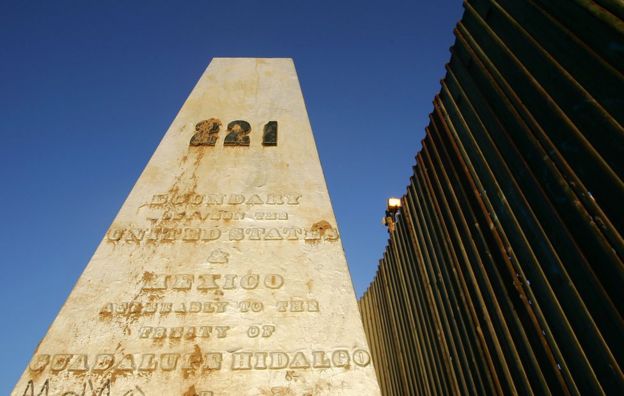 El mojón que marca el límite entre México y Estados Unidos y que hace referencia al Tratado Guadalupe Hidalgo de 1848.