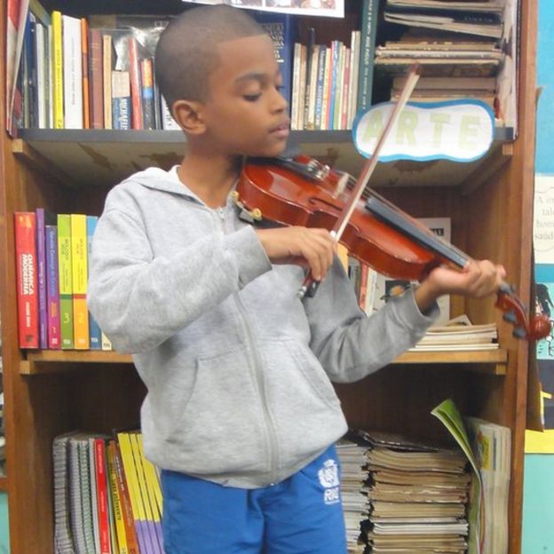 João Gabriel do Nascimento toca violino