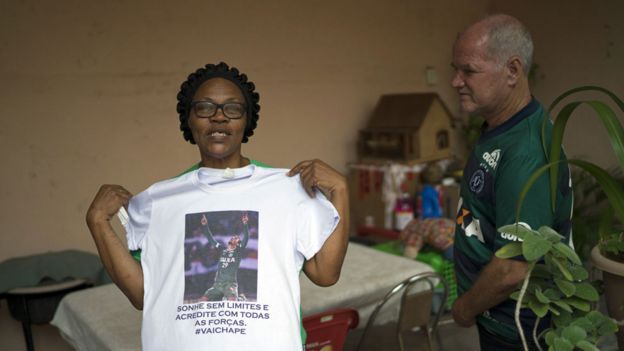 Valeria Zampier y Helam Zampier con una camiseta que muestra la imagen de su hijo Helio Neto